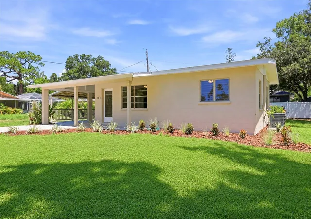 2nd image of 228 Stanford Rd, Venice, FL 34293 | MLS# A4702853
