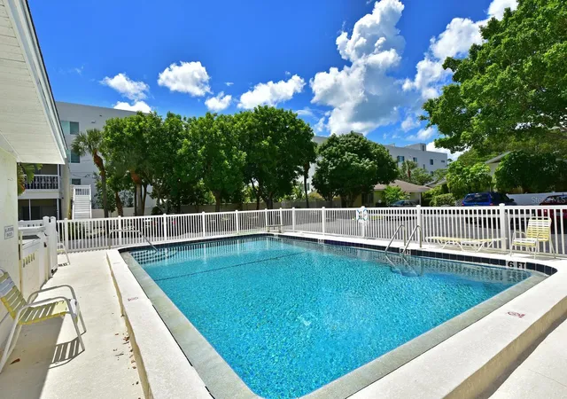 2nd image of 170 Roosevelt Dr, SARASOTA, FL 34236