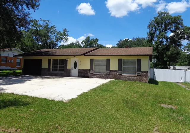 Single family home for sale at 2305 NE 38th Street, OCALA, FL 34479 | MLS# O6433191