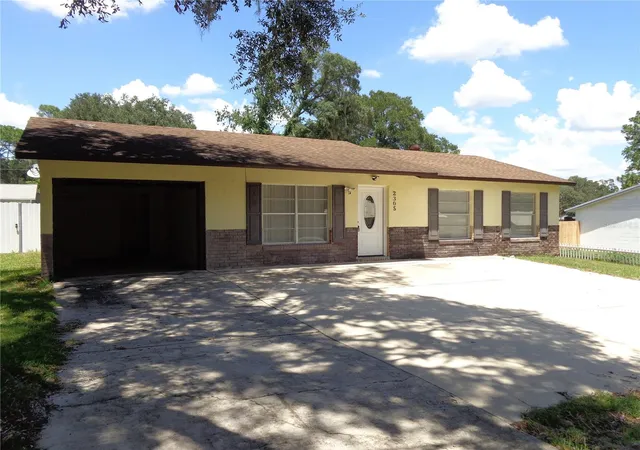 Photo 2 of Single family home for sale at 2305 Ne 38th Street, Ocala, FL 34479 | MLS# O6433191 | Listing updated on 2026-08-13