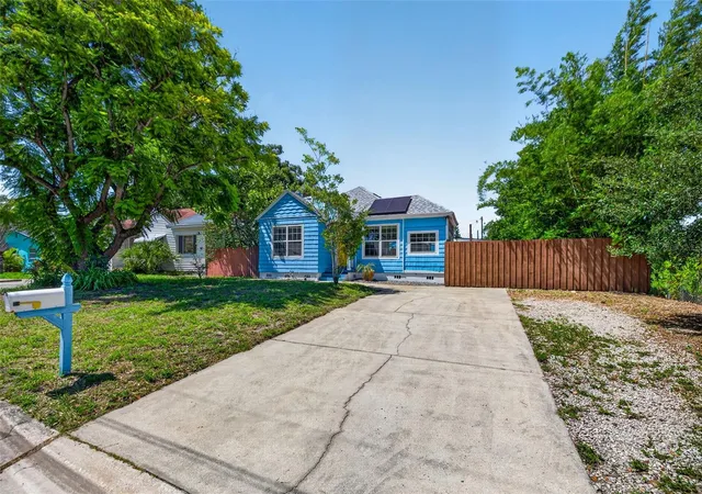 Photo 2 of Single family home for sale at 2101 20th Avenue N, Saint Petersburg, FL 33713 | MLS# TB8538480 | Listing updated on 2026-10-01
