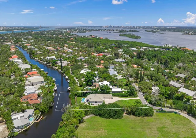 Photo 4 of Single family home for sale at 5178 Oakmont Pl, Sarasota, FL 34242 | MLS# A4702888 | Listing updated on 2026-08-15