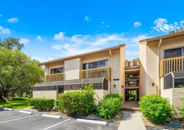 Photo 1 of Condo for sale at 3085 Willow Green Dr #26, Sarasota, FL 34235 | MLS# A4702912 | Listing updated on 2026-08-16