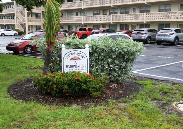 Listing Photo 2 - Condo for sale in building located at 951 79Th Ave N, St. Petersburg, FL 33702 - Unit #322