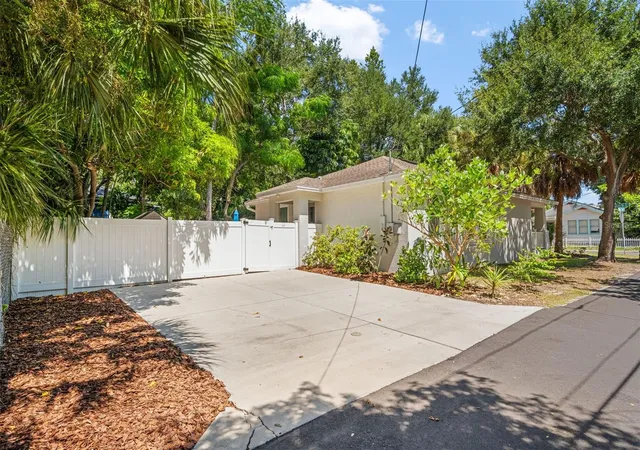 Photo 3 of Single family home for sale at 325 Wisconsin Ct S, Saint Petersburg, FL 33705 | MLS# TB8538630 | Listing updated on 2026-10-10