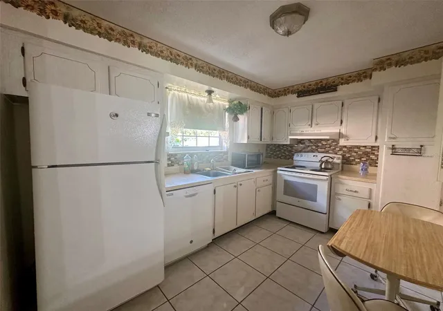 Photo 3 of Condo for sale at 4115 34th Way S #194, Saint Petersburg, FL 33711 | MLS# TB8538634 | Listing updated on 2026-09-03