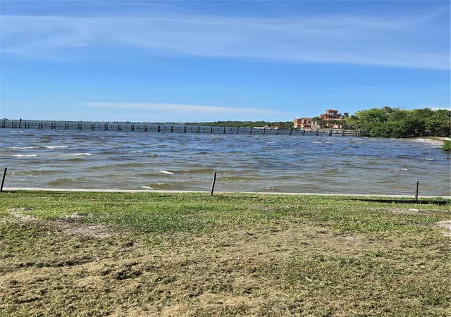3rd image of 333 N Shore Dr, Sarasota, FL 34234 | MLS# A4702924