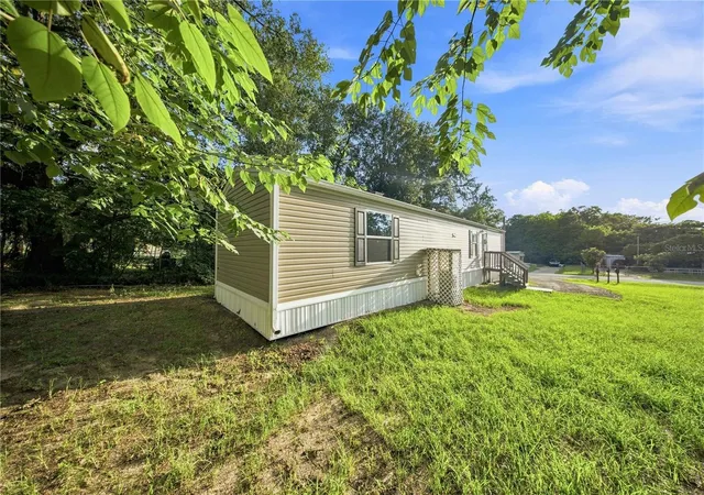 Photo 3 of Manufactured home for sale at 11945 SE 99th Court, Belleview, FL 34420 | MLS# OM730363 | Listing updated on 2026-09-20