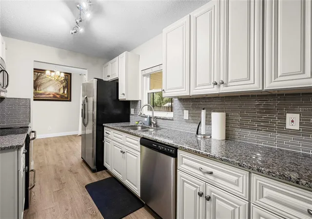 3rd image of 2423 Forrest Crest Cir, Lutz, FL 33549 | MLS# TB8538672