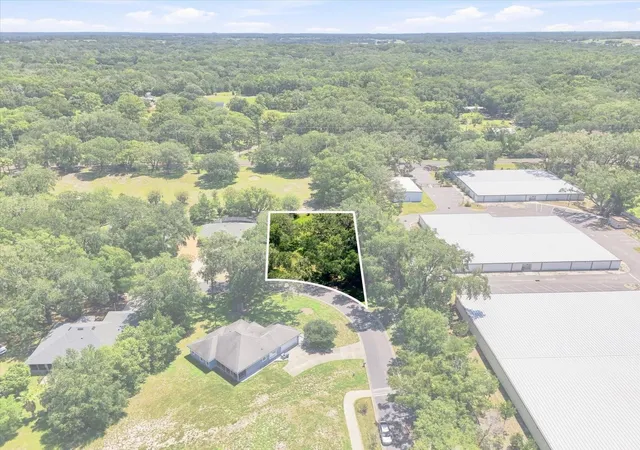 3rd image of 512 Dowling Cir, Lady Lake, FL 32159 | MLS# O6433416