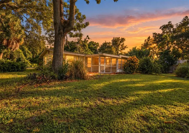 Photo 1 of Single family home for sale at 260 Shamrock Dr, Venice, FL 34293 | MLS# A4702943 | Listing updated on 2026-09-29