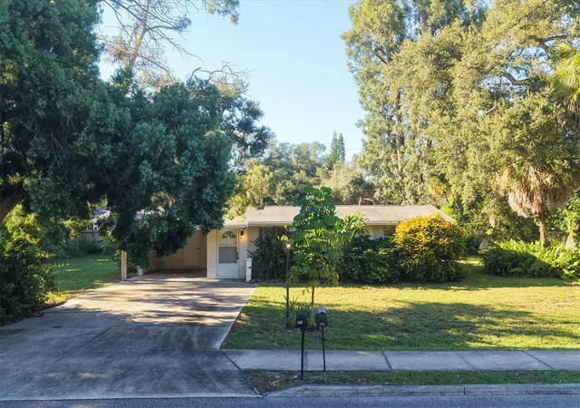 Photo 2 of Single family home for sale at 260 Shamrock Dr, Venice, FL 34293 | MLS# A4702943 | Listing updated on 2026-09-29