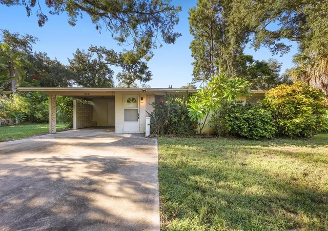 Photo 4 of Single family home for sale at 260 Shamrock Dr, Venice, FL 34293 | MLS# A4702943 | Listing updated on 2026-09-29