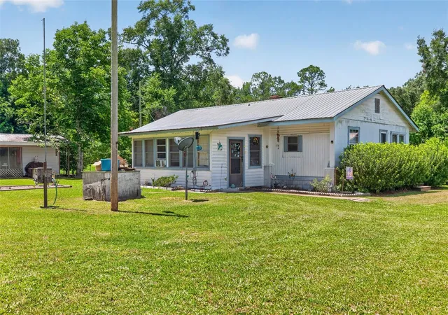 Photo 2 of Manufactured home for sale at 122 Hilty Cir, Wewahitchka, FL 32465 | MLS# TB8538707 | Listing updated on 2026-09-22
