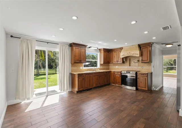 4th image of 9850 Arrow Dr, New Port Richey, FL 34654 | MLS# W7888587