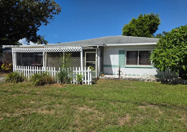 Photo 3 of Single family home for sale at 2015 58th Street S, Gulfport, FL 33707 | MLS# TB8538798 | Listing updated on 2026-09-16