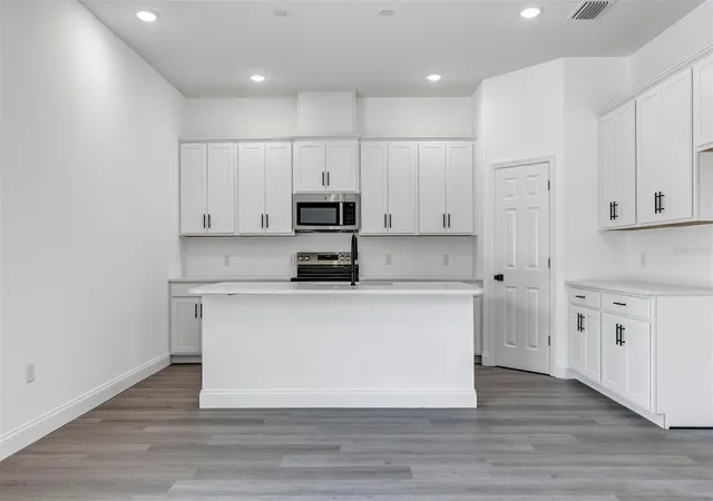 4th image of 1306 East Pkwy, Deland, FL 32724 | MLS# O6433487