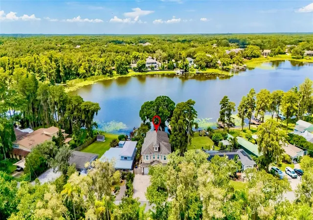Photo 4 of Single family home for sale at 303 W Chapman Rd, Lutz, FL 33548 | MLS# TB8538832 | Listing updated on 2026-08-27