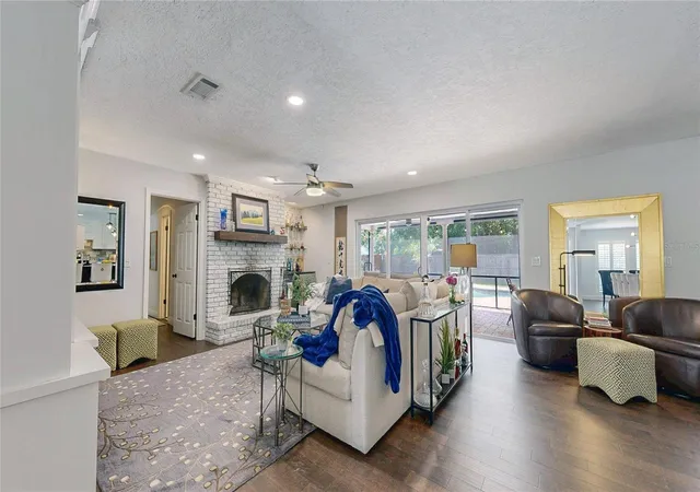 Photo 3 of Sale Pending at 718 Fox Valley Dr, Longwood, FL 32779 | MLS# O6433556 | Listing updated on 2026-10-07