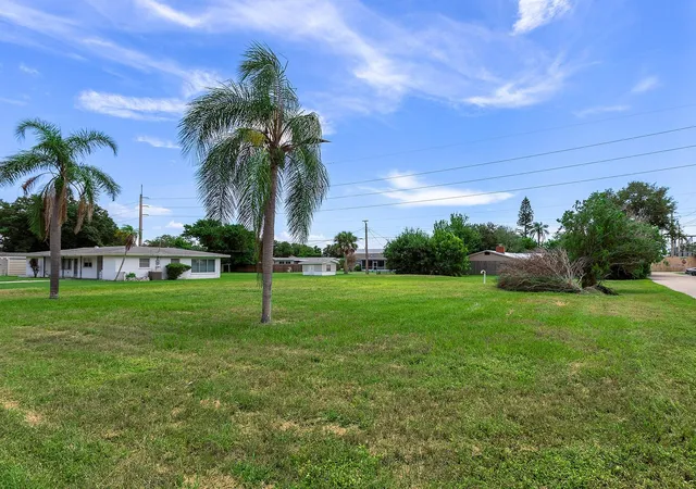 Photo 3 of Land for sale at 2110 Sandrala Dr, Sarasota, FL 34231 | MLS# A4702979 | Listing updated on 2026-09-28
