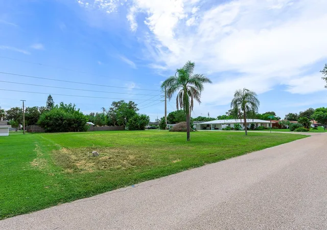 Photo 3 of Land for sale at 2110 Sandrala Dr, Sarasota, FL 34231 | MLS# A4702979 | Listing updated on 2026-09-28