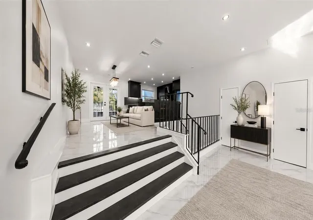 Photo 3 of Townhouse for sale at 164 E Davis Blvd, Tampa, FL 33606 | MLS# TB8538962 | Listing updated on 2026-10-07
