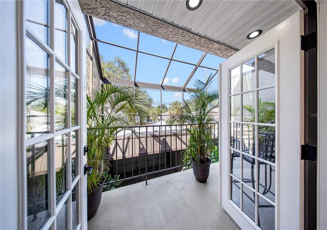 Photo 3 of Townhouse for sale at 164 E Davis Blvd, Tampa, FL 33606 | MLS# TB8538962 | Listing updated on 2026-10-07