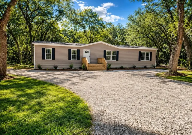 1st image of 202 Mimosa Dr, Hawthorne, FL 32640 | MLS# GC542751