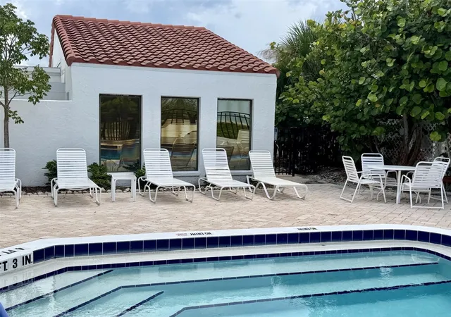Listing Photo 2 - Condo for sale in building located at 1585 Tarpon Ctr Dr, Venice, FL 34285 - Unit #21