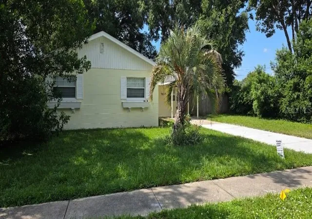 Photo 2 of Single family home for sale at 7670 Stratford Blvd, Orlando, FL 32807 | MLS# O6433665 | Listing updated on 2026-10-26