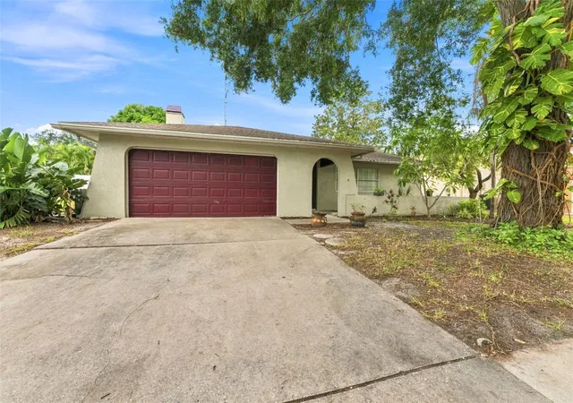 Photo 2 of Sale Pending at 2202 Citrus Hl Ln, Palm Harbor, FL 34683 | MLS# TB8538998 | Listing updated on 2026-10-07