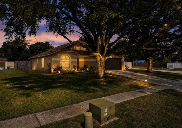 Photo 3 of Sale Pending at 1302 Brahma Dr, Valrico, FL 33594 | MLS# TB8539021 | Listing updated on 2026-10-01