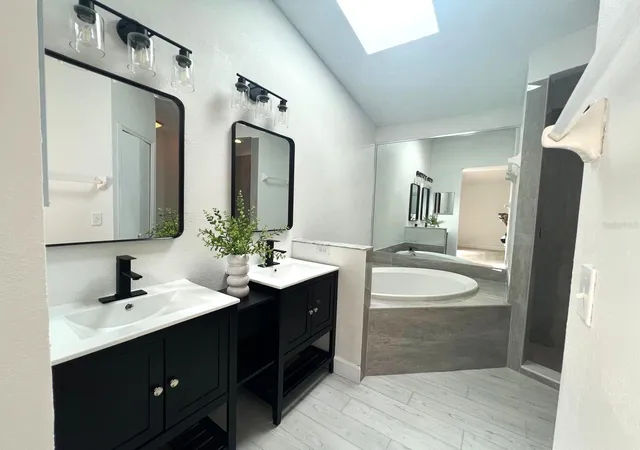 Photo 2 of Single family home for sale at 1716 Chatham Cir, Apopka, FL 32703 | MLS# O6433728 | Listing updated on 2026-09-29