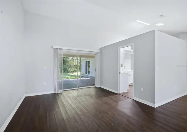 Photo 4 of Single family home for sale at 4537 Chimney Crk Dr, Sarasota, FL 34235 | MLS# A4703067 | Listing updated on 2026-08-16