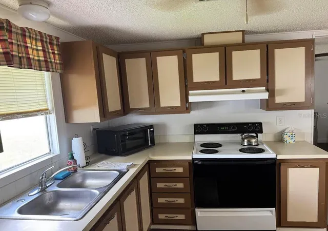Photo 2 of Single family home for sale at 1006 Oren Ave, Lady Lake, FL 32159 | MLS# G5116500 | Listing updated on 2026-09-29