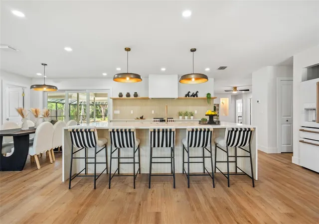Photo 5 of Single family home for sale at 670 Venice Ln, Sarasota, FL 34242 | MLS# C7529628 | Listing updated on 2026-08-25