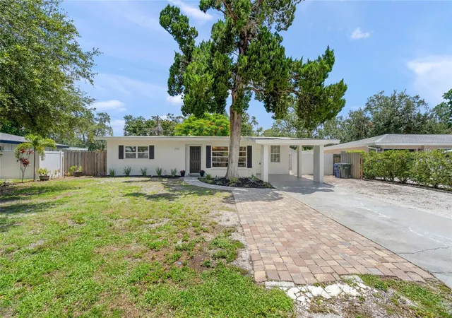 Photo 2 of Single family home for sale at 2722 Ingot Pl, Sarasota, FL 34235 | MLS# R4911822 | Listing updated on 2026-09-03