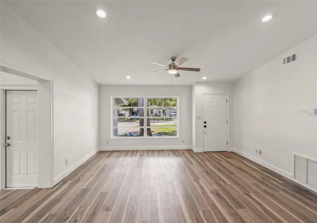 Photo 4 of Single family home for sale at 2722 Ingot Pl, Sarasota, FL 34235 | MLS# R4911822 | Listing updated on 2026-09-03