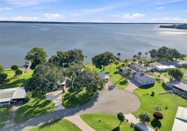 Photo 4 of Manufactured home for sale at 38310 Langlois Pl, Leesburg, FL 34788 | MLS# L4964322 | Listing updated on 2026-10-09