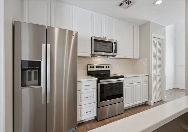 Photo 3 of Sale Pending at 982 Casa Del Sol Cir, Altamonte Springs, FL 32714 | MLS# O6433951 | Listing updated on 2026-09-26