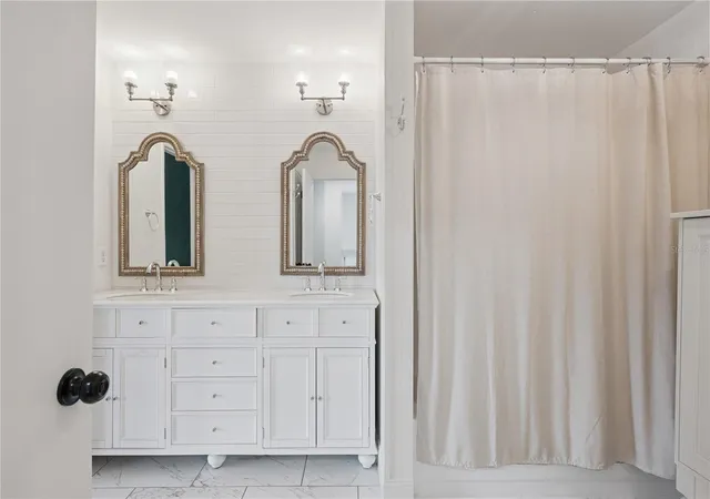 Photo 4 of Sale Pending at 982 Casa Del Sol Cir, Altamonte Springs, FL 32714 | MLS# O6433951 | Listing updated on 2026-09-26