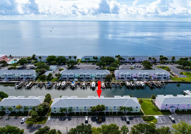 Photo 2 of Condo for sale at 5132 Beach Dr Se #C, St Petersburg, FL 33705 | MLS# TB8539453 | Listing updated on 2026-09-12
