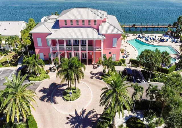 Listing Photo 2 - Condo for sale in building located at 5132 Bch Dr Se, St. Petersburg, FL 33705 - Unit #C