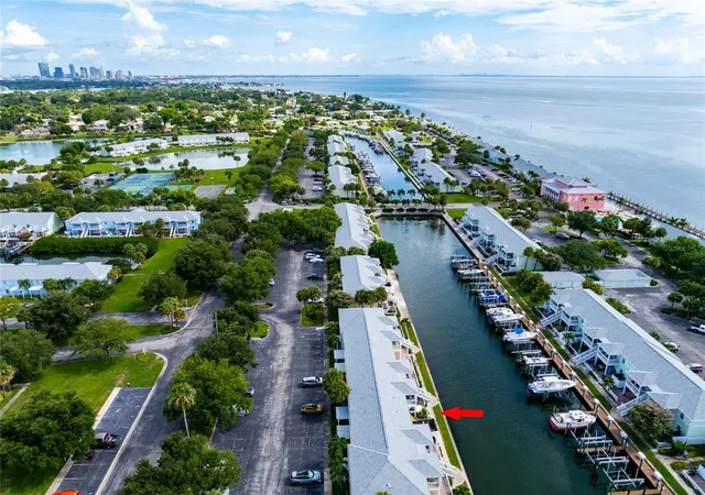 Photo 4 of Condo for sale at 5132 Beach Dr Se #C, St Petersburg, FL 33705 | MLS# TB8539453 | Listing updated on 2026-09-12