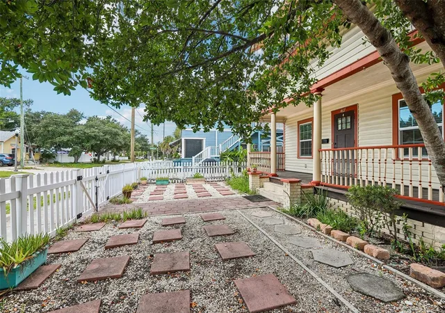 Photo 3 of Single family home for sale at 467 9th Avenue N, Saint Petersburg, FL 33701 | MLS# TB8539507 | Listing updated on 2026-09-08