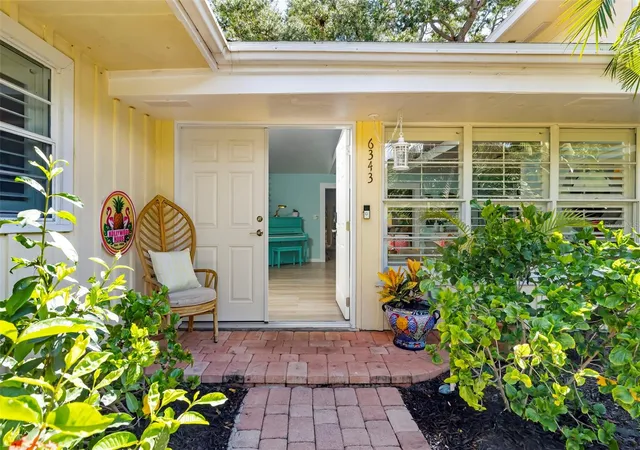 Photo 4 of Single family home for sale at 6343 Hollywood Blvd, Sarasota, FL 34231 | MLS# A4703203 | Listing updated on 2026-09-15