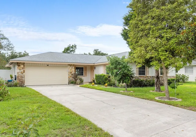 Photo 1 of Single family home for sale at 116 Beaufort Dr, Longwood, FL 32779 | MLS# O6434217 | Listing updated on 2026-10-07