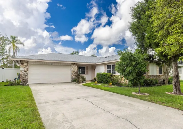Photo 2 of Single family home for sale at 116 Beaufort Dr, Longwood, FL 32779 | MLS# O6434217 | Listing updated on 2026-10-07