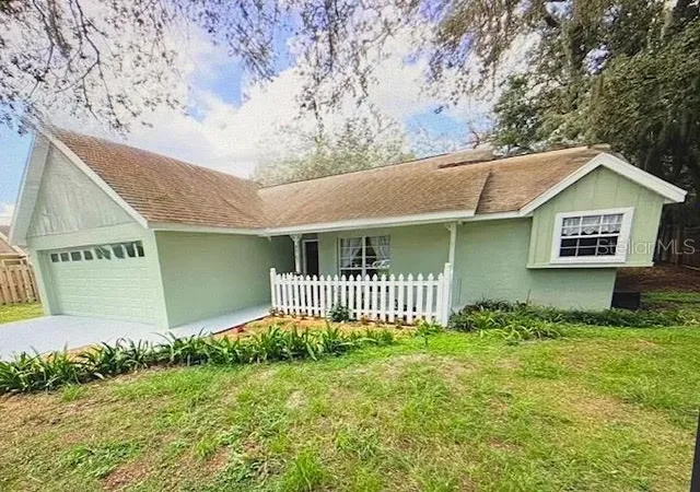 1st image of 40107 Oakridge Dr, Lady Lake, FL 32159 | MLS# G5116564