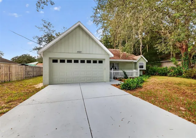 image of 40107 Oakridge Dr, Lady Lake, FL 32159 | MLS# G5116564